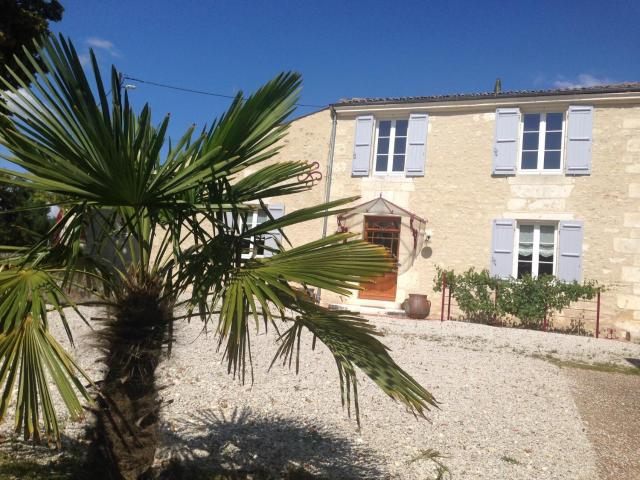 Façade du gîte avec palmier