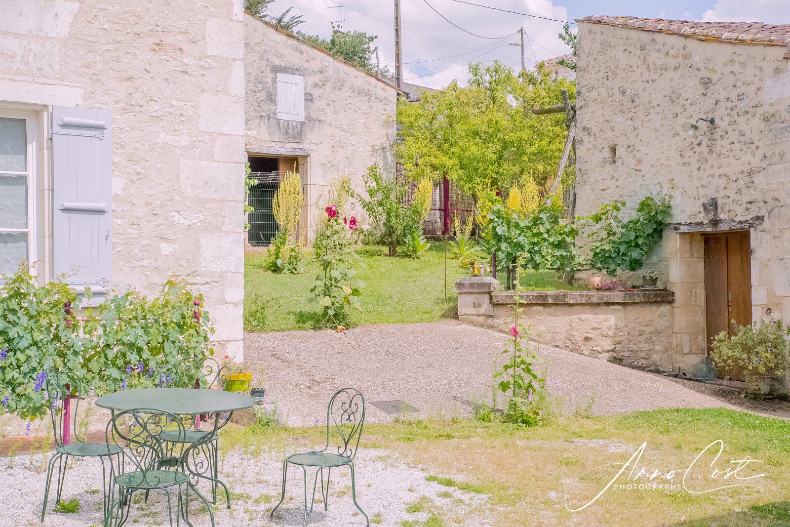 Table de jardin devant le gîte