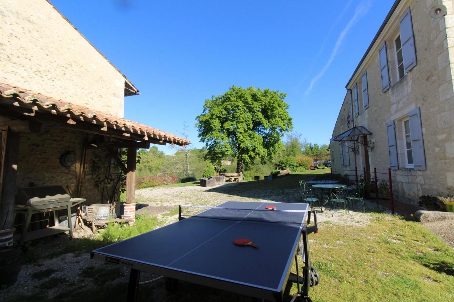 Jardin avec table de ping-pong