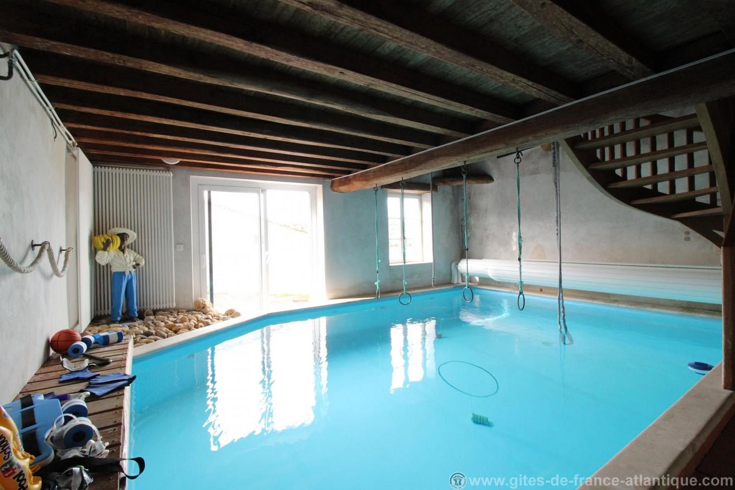 Piscine intérieure du gîte
