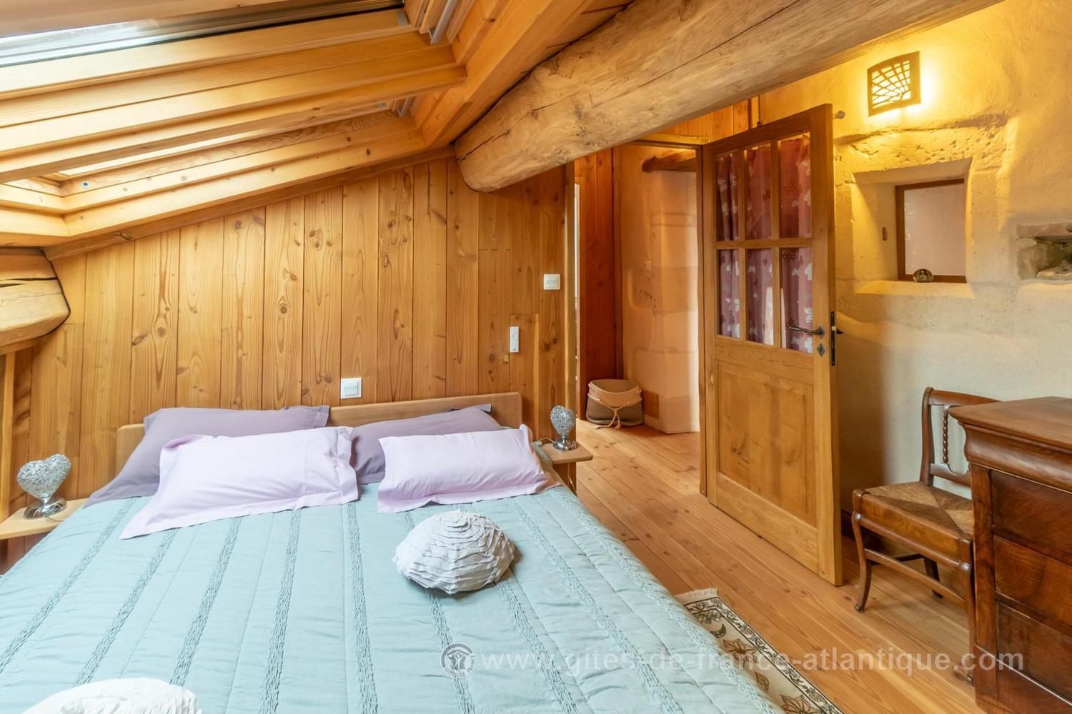 Chambre avec boiseries