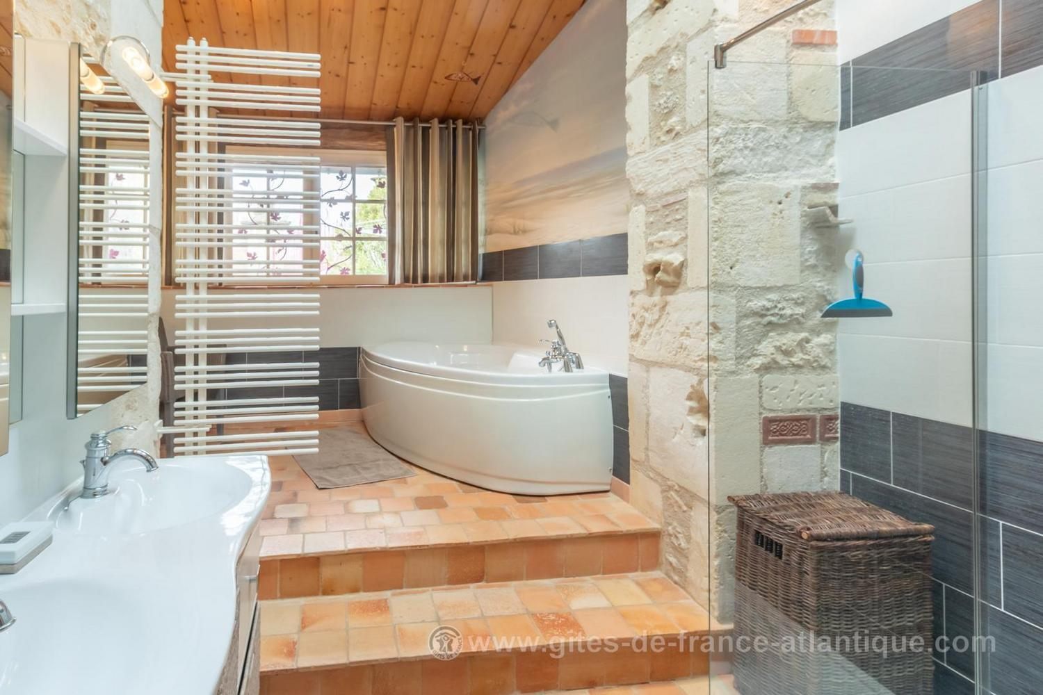 Salle de bain avec baignoire