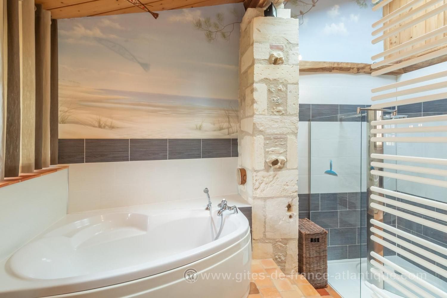 Salle de bain avec mur en pierre
