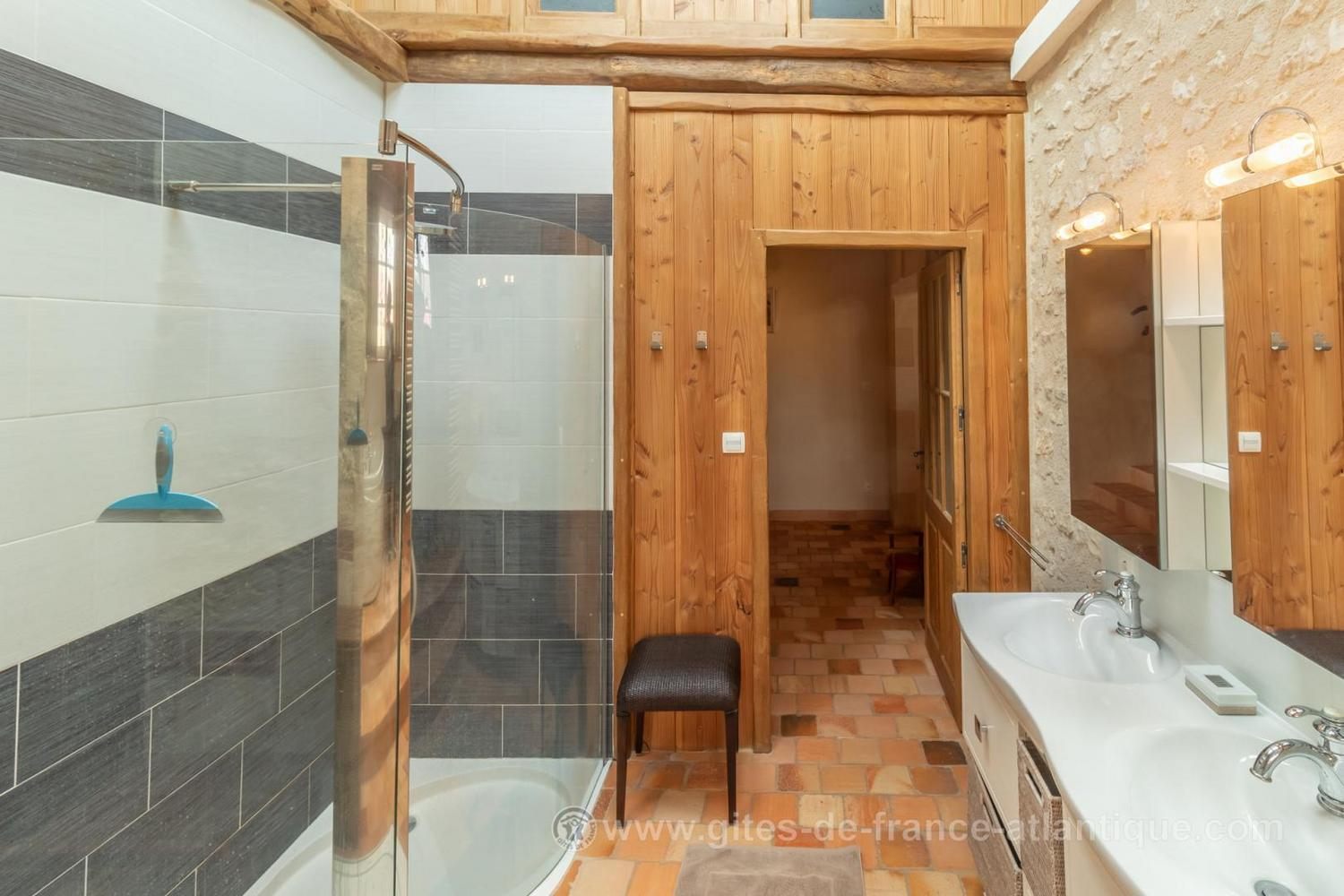 Salle de bain avec vasques